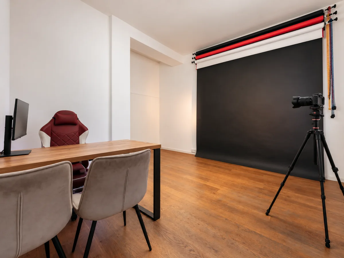Lo spazio di lavoro e il fondale fotografico dello studio Filter